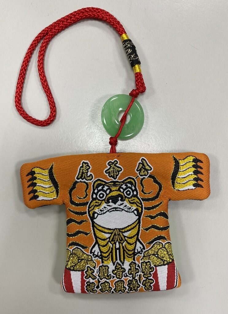 南部の廟（びょう）興済宮に祭られる「虎爺」の衣装を模したつるし飾り＝同宮提供