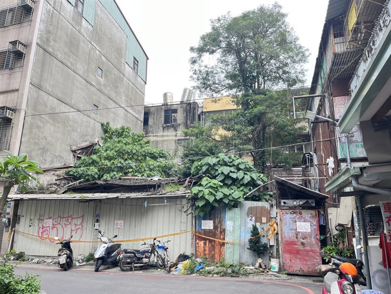 トタン壁が取り壊される前の様子＝読者提供