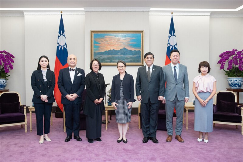 蕭美琴（しょうびきん）副総統（中央）を訪問する水鳥真美・前国連事務総長特別代表（左3）や片山和之駐台代表（左2）ら＝総統府提供