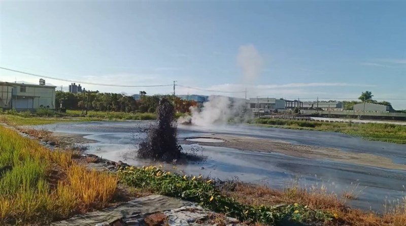 地中から大量に噴き出る泥＝6月26日、屏東県（皇源聖殿提供）