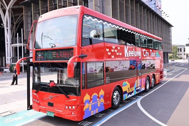 基隆市政府が購入した2階建て観光バス＝同市政府提供