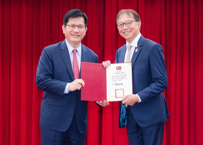 林佳竜外交部長（左）から賞状を受け取る蘇定東さん＝6月26日、台北市（林さんのフェイスブックから）