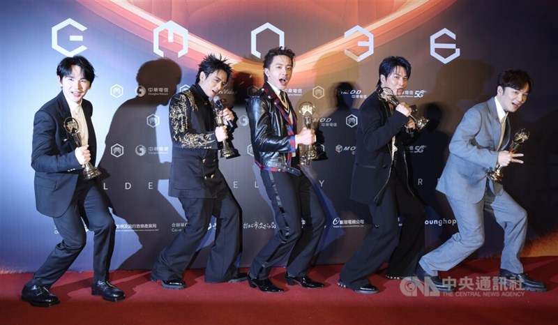 16回の連続スクワットで話題を呼んだ楽曲「星期五晚上」で年間歌曲賞に選ばれた男性グループ「Energy」＝2025年6月28日、中央社記者張新偉撮影