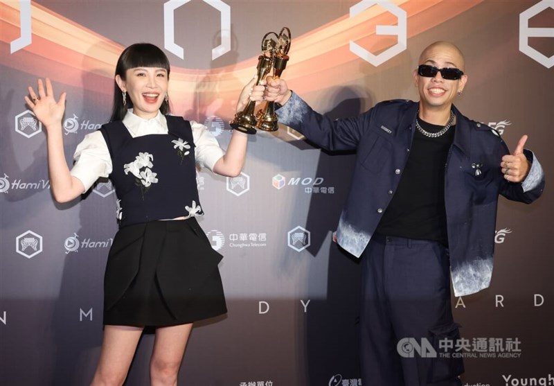 華語アルバム賞と華語男性歌手賞に輝いたトラウト・フレッシュ（呂士軒、右）。左は華語女性歌手賞に選ばれたワー・ウェイ（魏如萱）＝2025年6月28日、中央社記者張新偉撮影