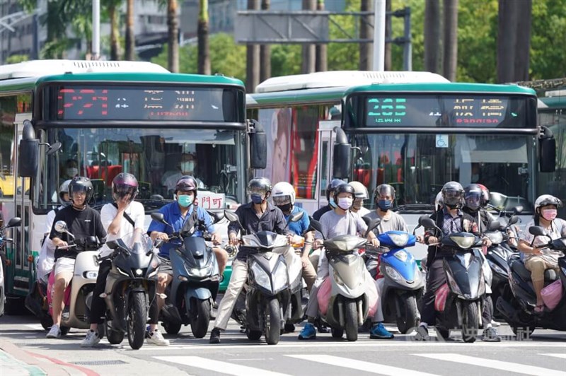 赤信号で止まっているバイク運転手ら＝中央社資料写真