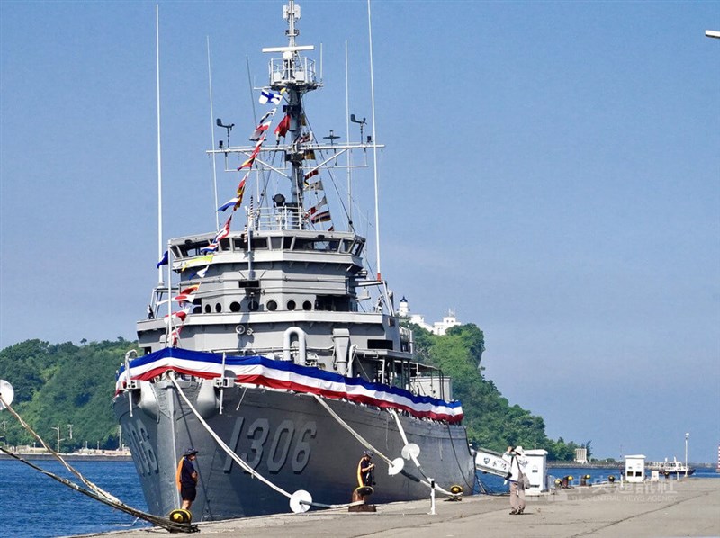 除籍された海軍の掃海艦「永陽」=7月1日、高雄市