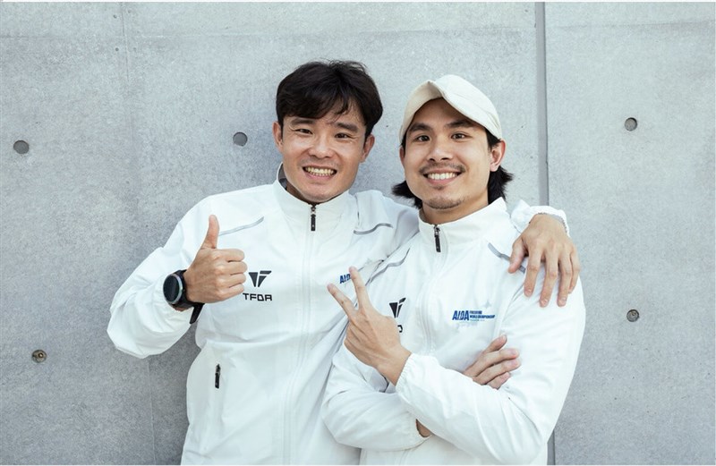 「AIDAプールフリーダイビング世界選手権」で活躍した李柏彥（右）、詹凱翔の両選手（台湾フリーダイビング発展協会提供）