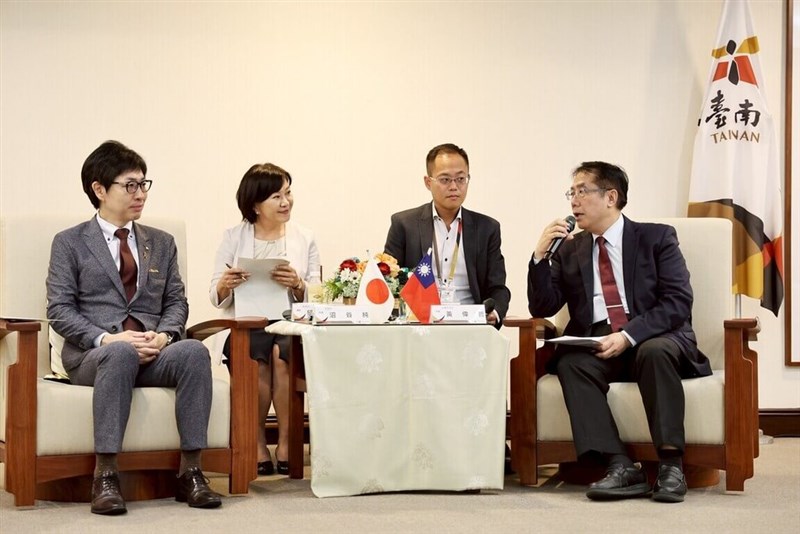 秋田市の沼谷純市長（左）と面会する台南市の黄偉哲市長（右）＝7月2日、台南市（同市政府提供）