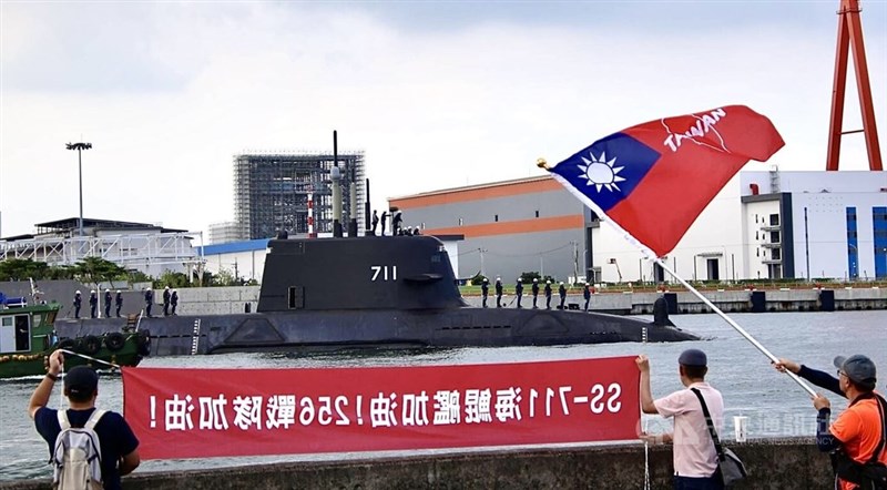 中華民国国旗や海鯤を応援する横断幕を掲げ、「加油（頑張れ）」と声援を送る市民＝7月3日、高雄市