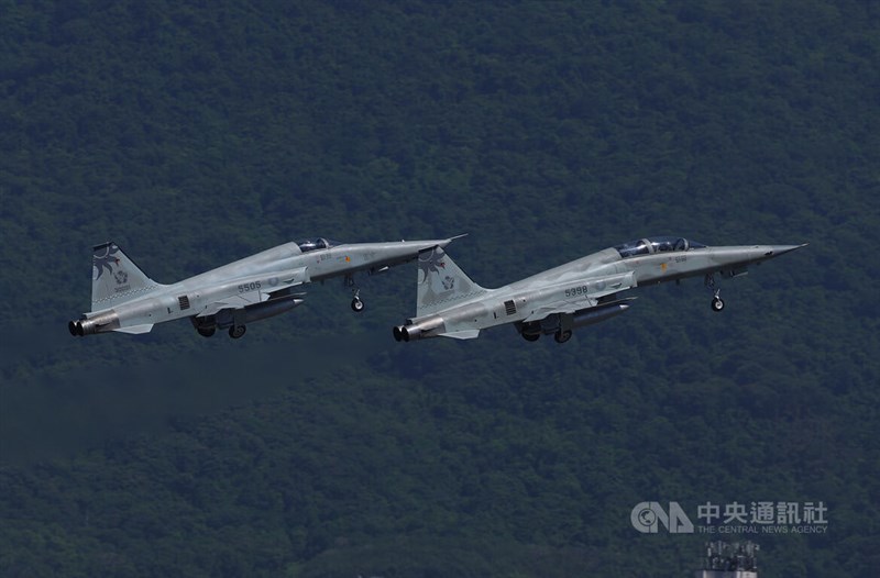 最後の巡航任務に当たるF5戦闘機の偵察機型「RF5E」（左）。右はF5F戦闘機＝7月4日、花蓮県