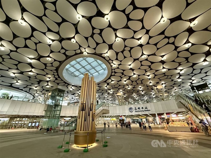 台鉄高雄駅の中央地下広場に登場したパブリックアート「聴蒸気」（中央）＝中央社記者董俊志撮影