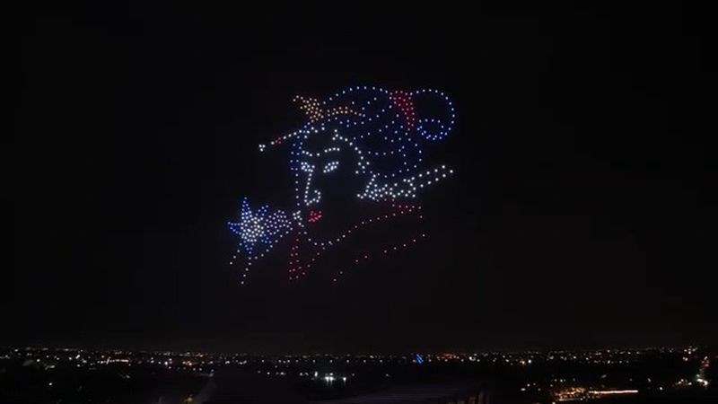 南部・嘉義県にある国立故宮博物院南部院区（南院）の夜空に浮かび上がる浮世絵の図柄＝https://reurl.cc/9nzne8より