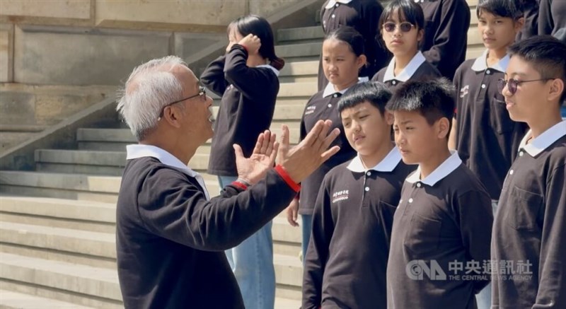 合唱団や学院を創立した指揮者の馬彼得さん(左)。元は体育教師だった=中央社記者林尚縈撮影