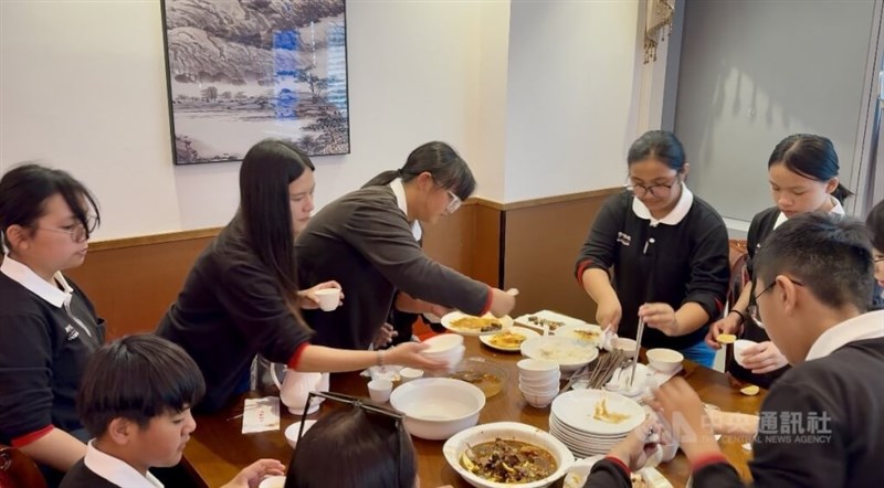 食後に自発的に食器を片付ける合唱団員=中央社記者林尚縈撮影