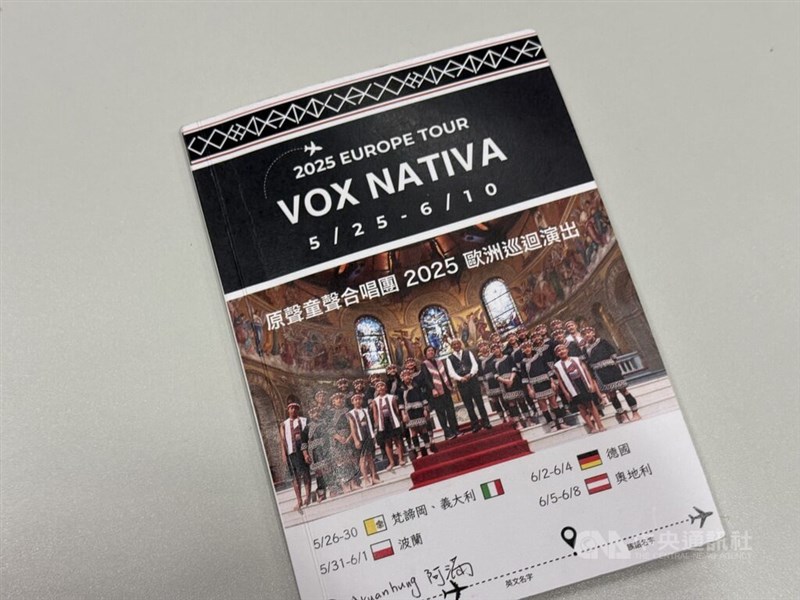 学校が用意した学習ノート=中央社記者林尚縈撮影