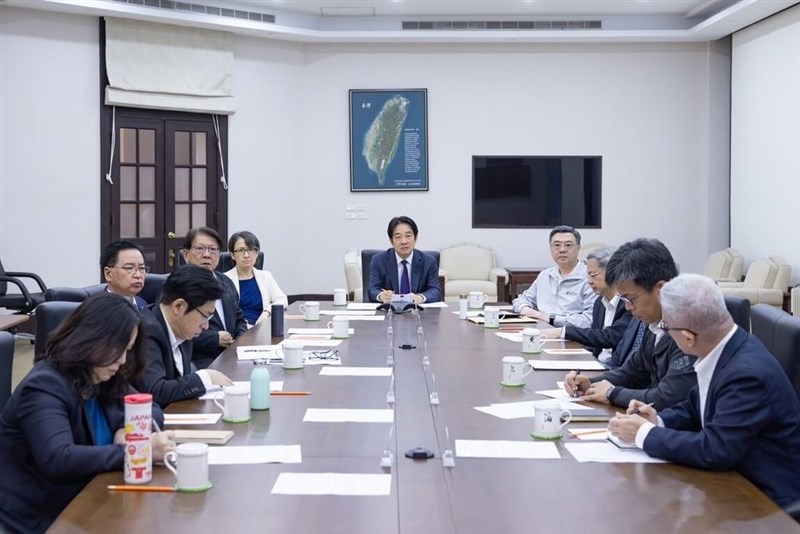 訪米中の関税交渉チームとオンライン会議を行う頼清道総統（中央）ら＝7月7日、台北市（総統府提供）