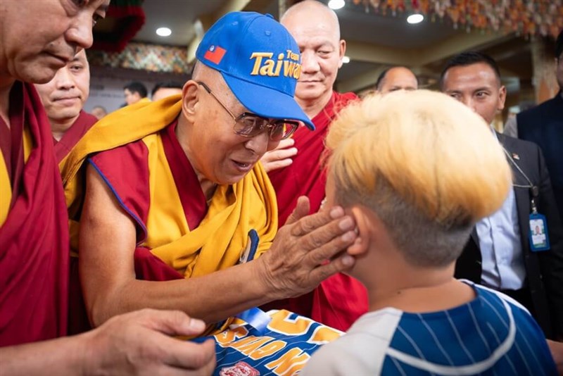台湾の少年から贈られた野球帽をかぶり笑顔を見せるダライ・ラマ14世＝7月6日、インド北部ダラムサラ（ダライ・ラマのフェイスブックから）
