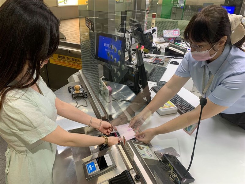 台北メトロ各駅の案内所で駅員に声をかけると、生理用品を一つ受け取れる（同社提供）