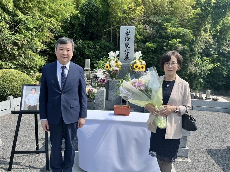 安倍家の墓を訪れ、墓前に花を手向ける李逸洋駐日代表夫妻＝7月8日、山口県長門市（駐日代表処提供）