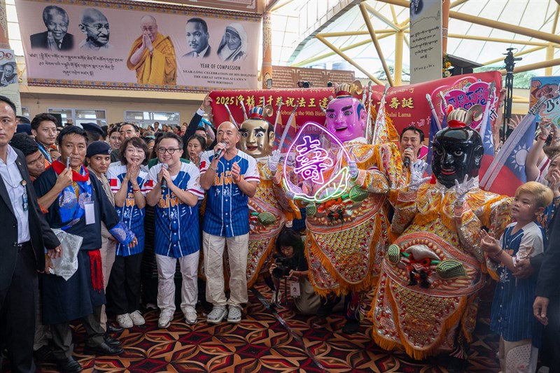 ダライ・ラマ14世の誕生日を祝う台湾の信者や「電音三太子」（ダライ・ラマのフェイスブックから）