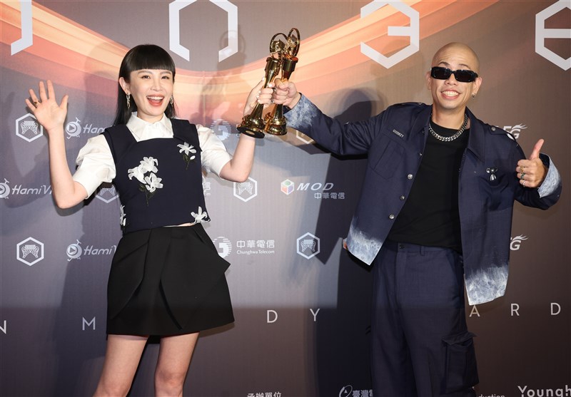 華語男性歌手賞を受賞したトラウト・フレッシュ（呂士軒、右）と華語女性歌手賞に選ばれたワー・ウェイ（魏如萱、左）＝2025年6月28日、中央社記者張新偉撮影