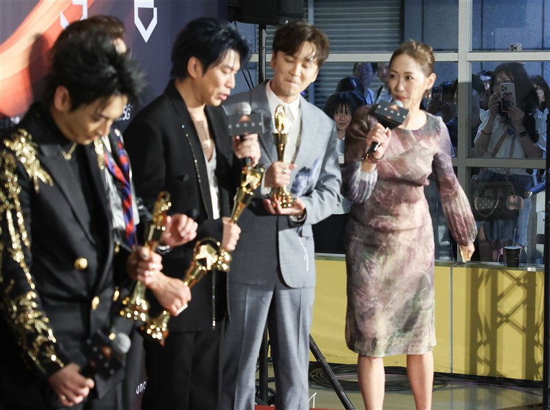 受賞後、プレスルームの外には多くのEnergyファンが詰めかけ、人気の高さを見せつけた＝2025年6月28日、中央社記者趙世勳撮影