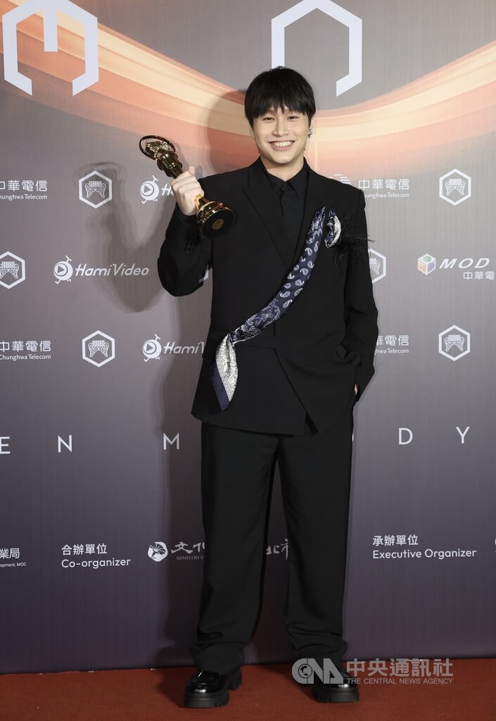 台湾語男性歌手賞を受賞したチェン・イーハン＝2025年6月28日、中央社記者趙世勳撮影
