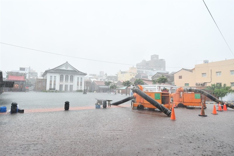 8日、激しい雨で冠水した鹿港公会堂前の広場＝彰化県政府提供
