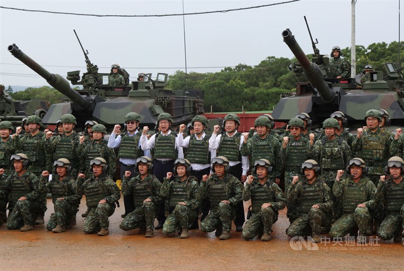 戦車の射撃演習に参加する陸軍兵士らとポーズを決める頼清徳総統（2列目右から6人目）＝7月10日、新竹県