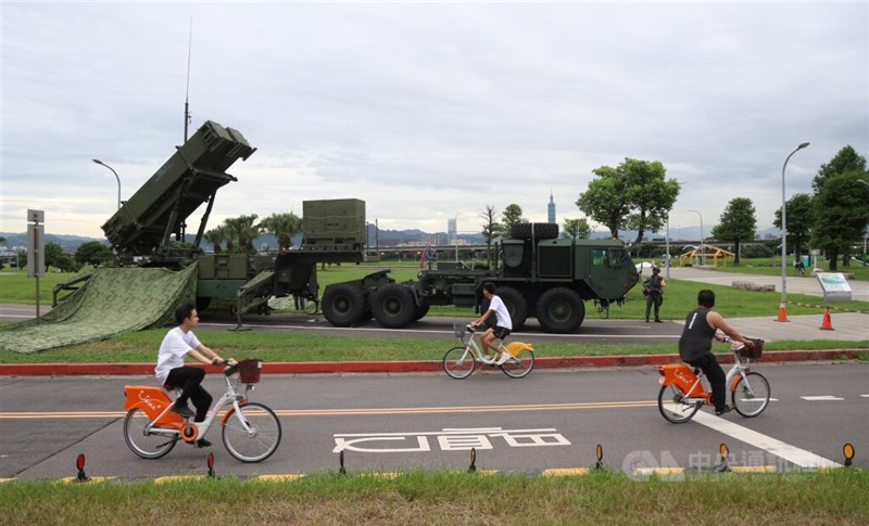 台北市内の公園に配置されたパトリオットミサイル発射機＝7月11日