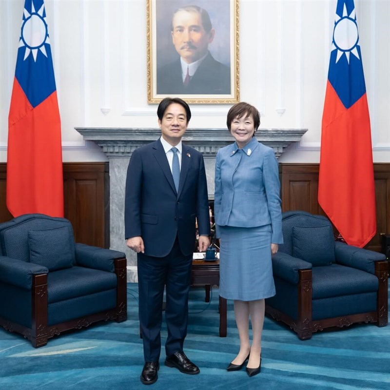 訪台した安倍昭恵さん（右）との再会を喜ぶ頼清徳総統＝2月21日、台北市（総統府提供）