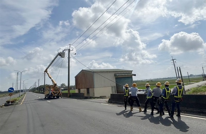 南部・嘉義県で復旧に励む台湾電力の作業員＝台湾電力提供
