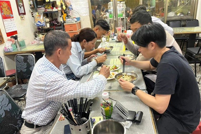 台南市内の飲食店で食事をする台湾電力の作業員＝飲食店側提供