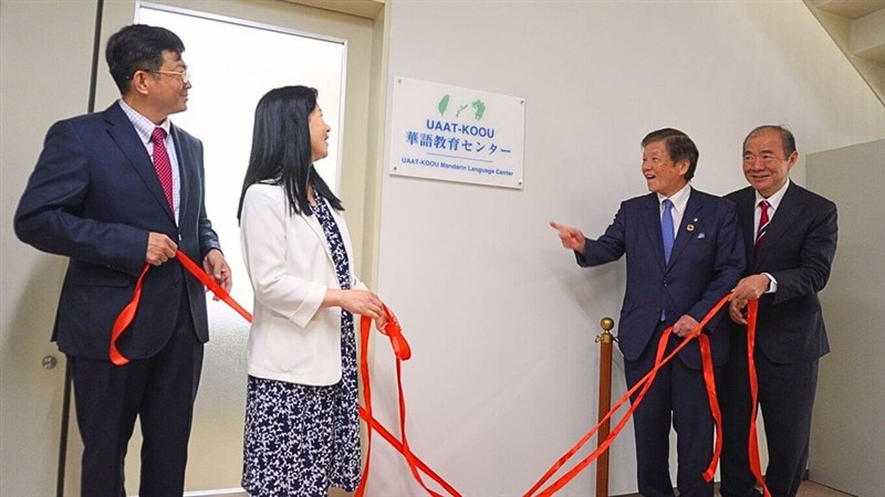 UAAT─KOOU華語教育センターの設置を喜ぶ（左から）中山大学の李志鵬学長、教育部国際・両岸教育司の李毓娟司長、熊本大学の小川久雄学長、台北駐大阪経済文化弁事処福岡分処の陳銘俊処長＝7月15日、熊本県（中山大提供）