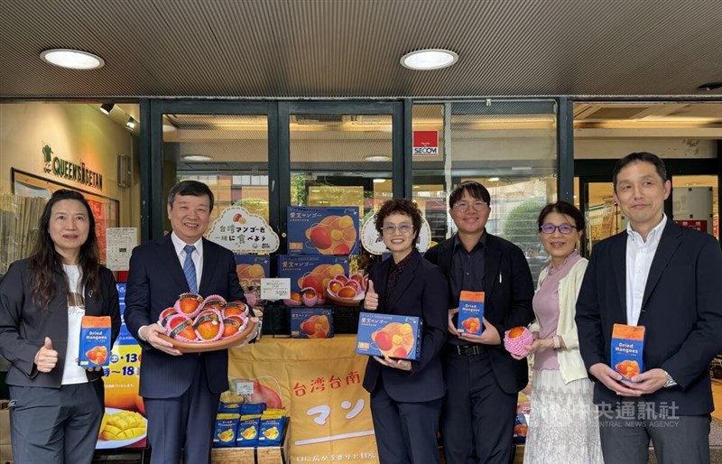 クイーンズ伊勢丹の小石川店で台南市玉井産の愛文マンゴーをPRする李逸洋駐日代表（左から2人目）ら＝7月13日、東京都文京区