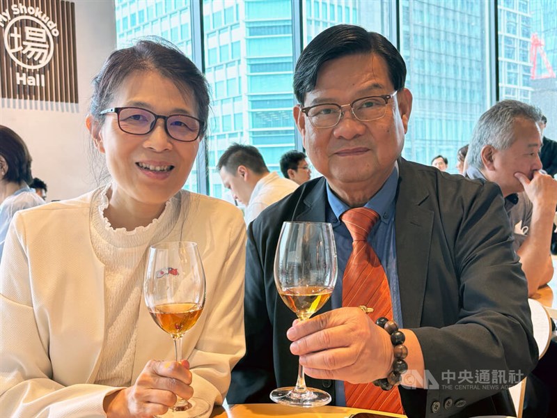 モダン台湾茶セレクション2025で台湾茶の魅力を紹介する台湾区製茶工業同業公会の陳雲康理事長（右）と台北駐日経済文化代表処農業組の蔡淳瑩副組長＝7月15日、東京都