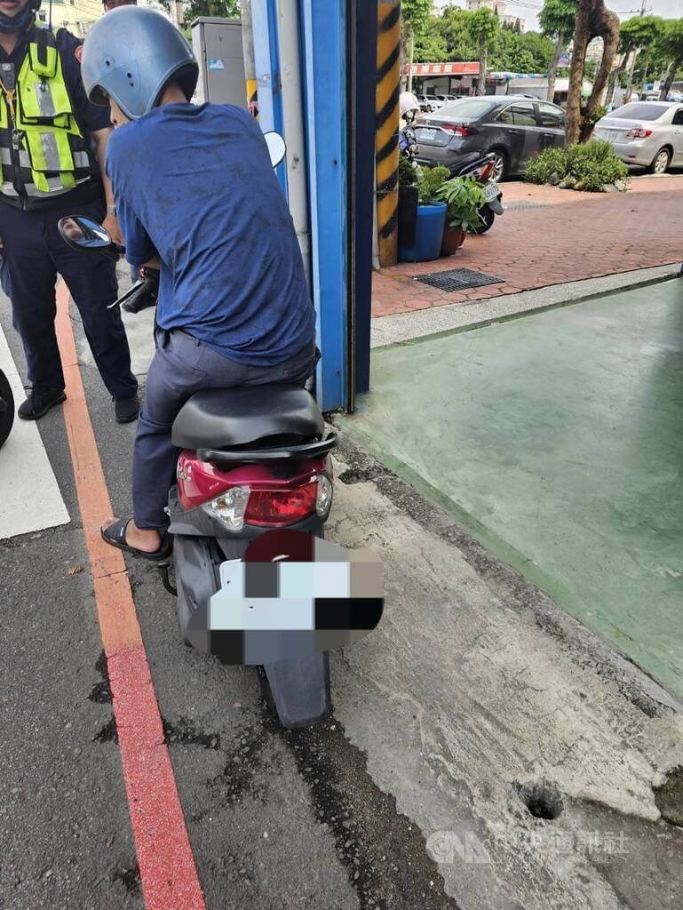 中部・台中市沙鹿区で防空演習中にスクーターで移動した男＝提供写真（画像の一部を加工しています）