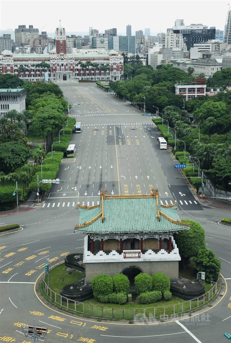 交通規制により車通りのなくなった台北市の総統府前を走るケタガラン（凱達格蘭）大道＝2025年7月17日、中央社記者張世勲撮影
