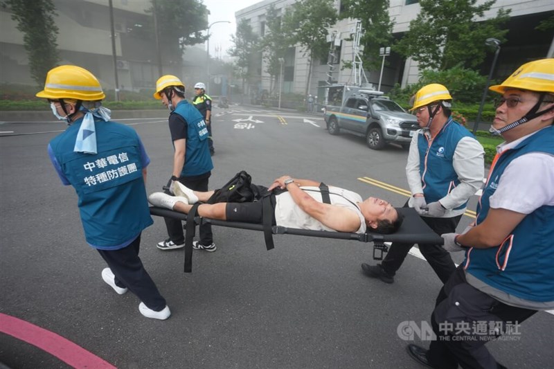 台北市信義区で行われた負傷者の救助訓練で搬送される市民（中央）＝2025年7月17日、中央社記者徐肇昌撮影