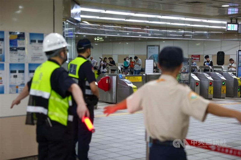 新北市土城駅で、防空演習のため、出口を封鎖する警察官ら＝2025年7月17日、中央社記者王騰毅撮影