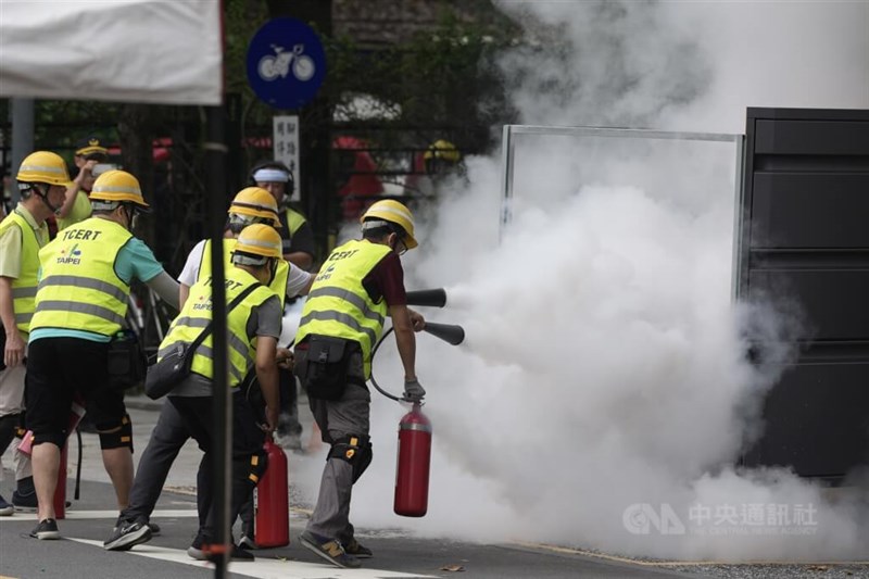 台北市信義区で行われた消火訓練＝2025年7月17日、中央社記者徐肇昌撮影