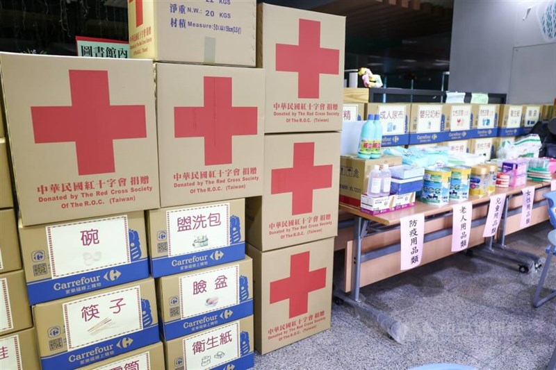 戦時被災者収容所に指定された新北市の土城中学校で準備された生活物資＝2025年7月17日、中央社記者王騰毅撮影