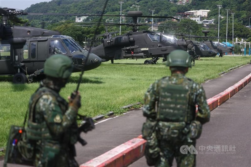 ヘリコプターの補給作業中、近くで警戒する陸軍兵士＝7月17日、新北市