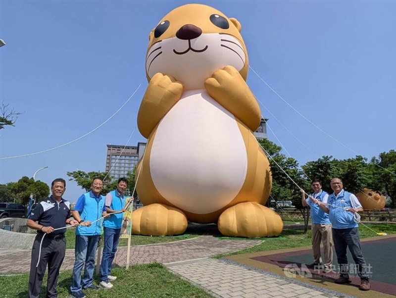 カワウソを模した巨大バルーン＝2025年7月16日、中央社記者呉玟嶸撮影