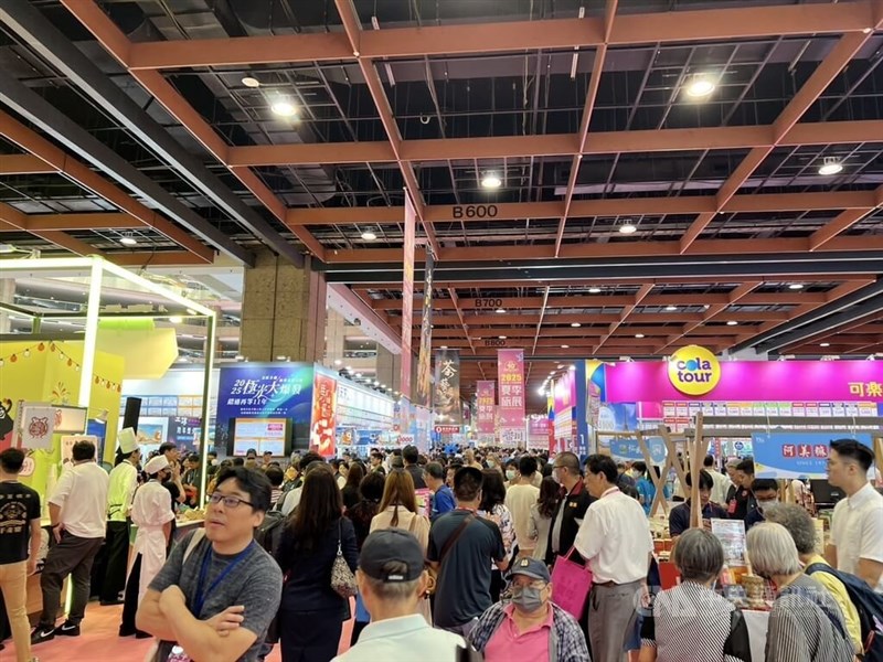 多くの来場者でにぎわった初日のサマートラベルエキスポ（台北国際夏季旅展）＝7月18日、台北市