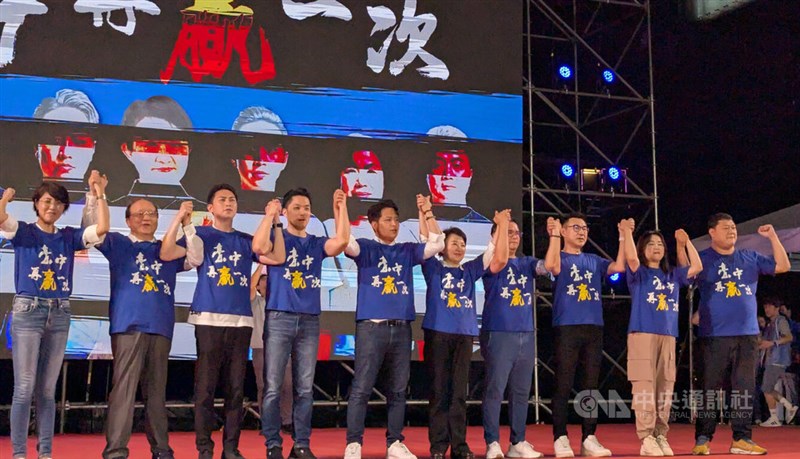支持を訴える国民党の蒋万安台北市長(左から4人目)ら=7月19日、台中市