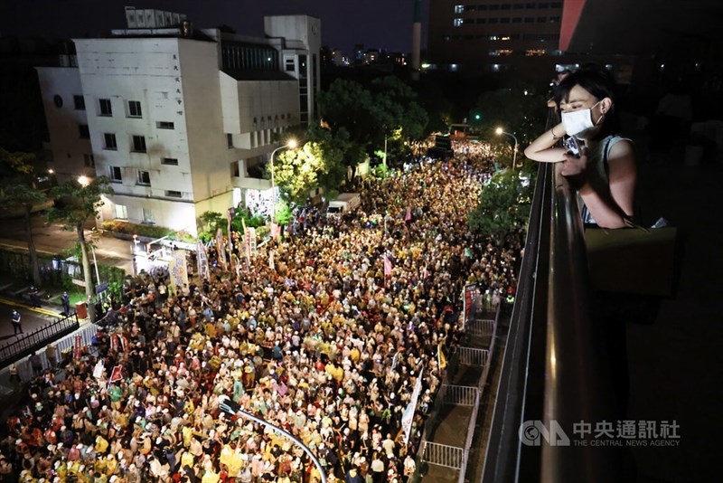 立法院前で集まるリコール支持の市民ら＝7月19日、台北市