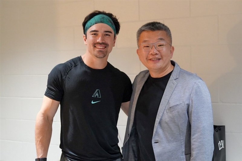 笑顔のキャロル（左）と蔡其昌CPBL会長（CPBL提供）