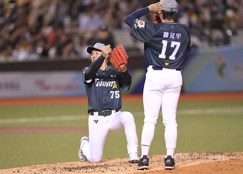五回裏のマウンドでチームメートの陳冠宇（右）にプロポーズする郭俊麟＝7月19日、台北ドーム