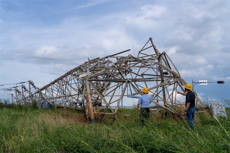 台風4号の影響で倒壊した送電塔＝南部・嘉義県布袋（台湾電力提供）